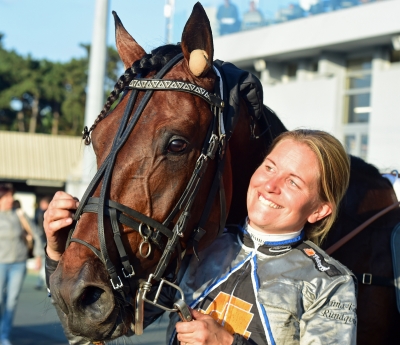 Solvallatränare sjunger in Elitloppet