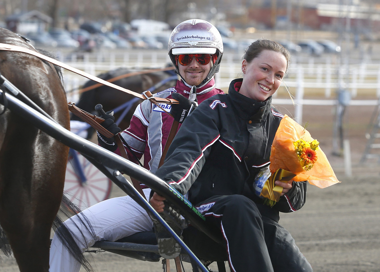 Elias Strandberg och sambon Johanna K Karlsson tränar stallets hästar tillsammans. Under onsdagen startar de Captain P.R. på Solvalla. Foto: Hanold/ALN