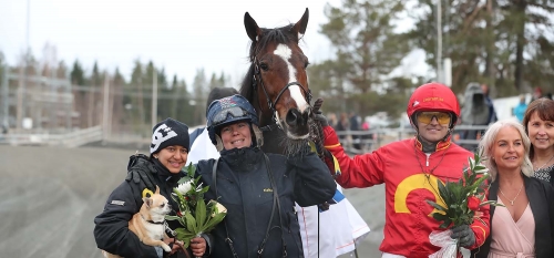 Ulf Ohlsson bakom tre