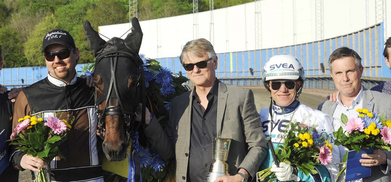 Perfect Spirit tog Kungapokalen och SRF Stables med Lennart Ågren i spetsen tog båda pokalloppen på Åby. Foto Jörgen Tufvesson/ALN