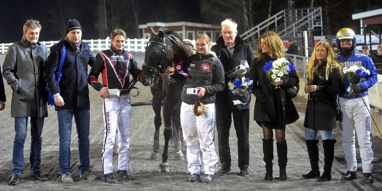 Hemmatränaren Markus B Svedberg ramade in gårdagens tävlingar med två tränarsegrar. Le Crack Sox som debutvann, såldes på Wenngarn Yearling Sale för två år sedan för 1,1 miljoner kronor. Foto Martin Langels/ALN