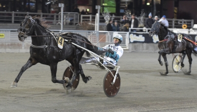 Toppstammad trots tuff öppning