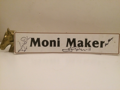 Moni Makers boxskylt auktioneras ut