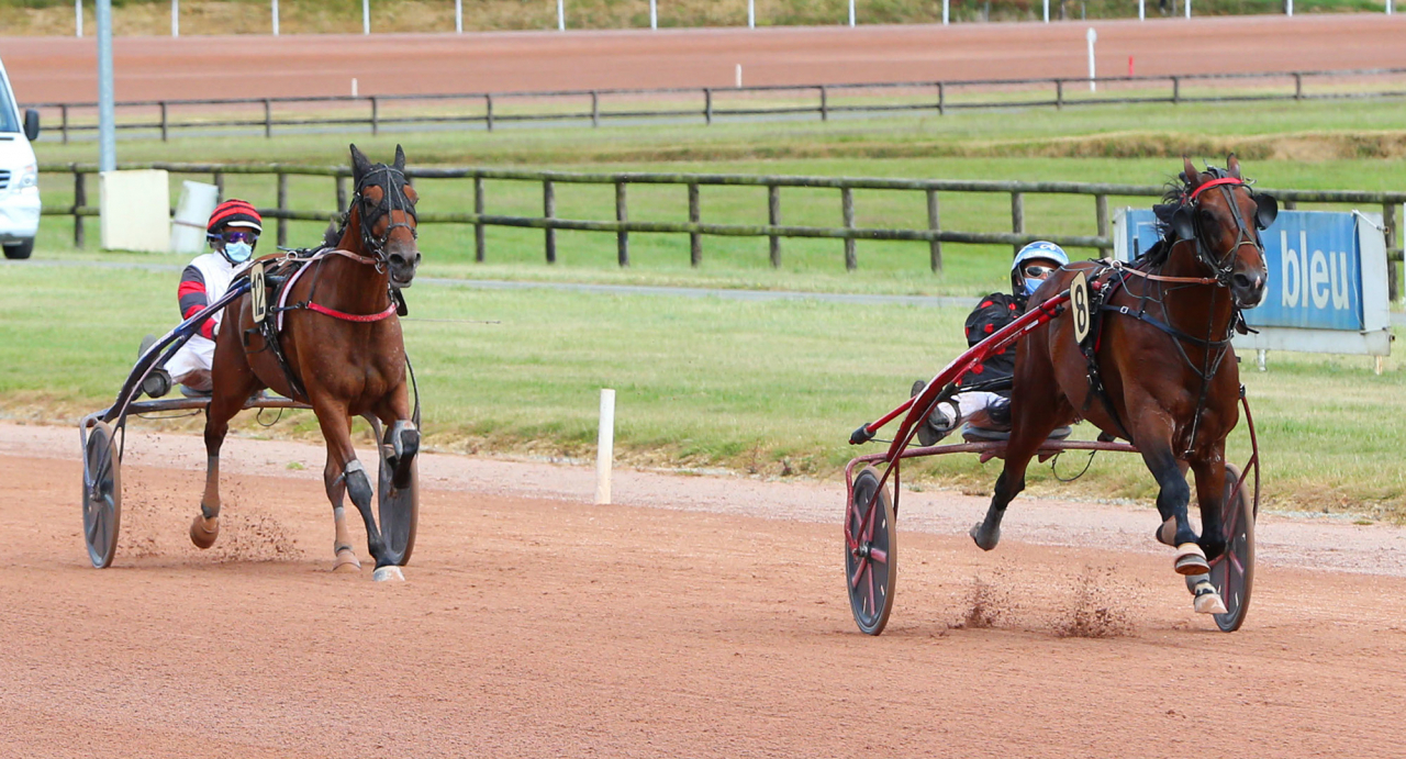 Enino du Pommereux och Matthieu Abrivard lämnade Cleangame med flera längder på upploppet i Laval idag. Foto Scoopdyga.com