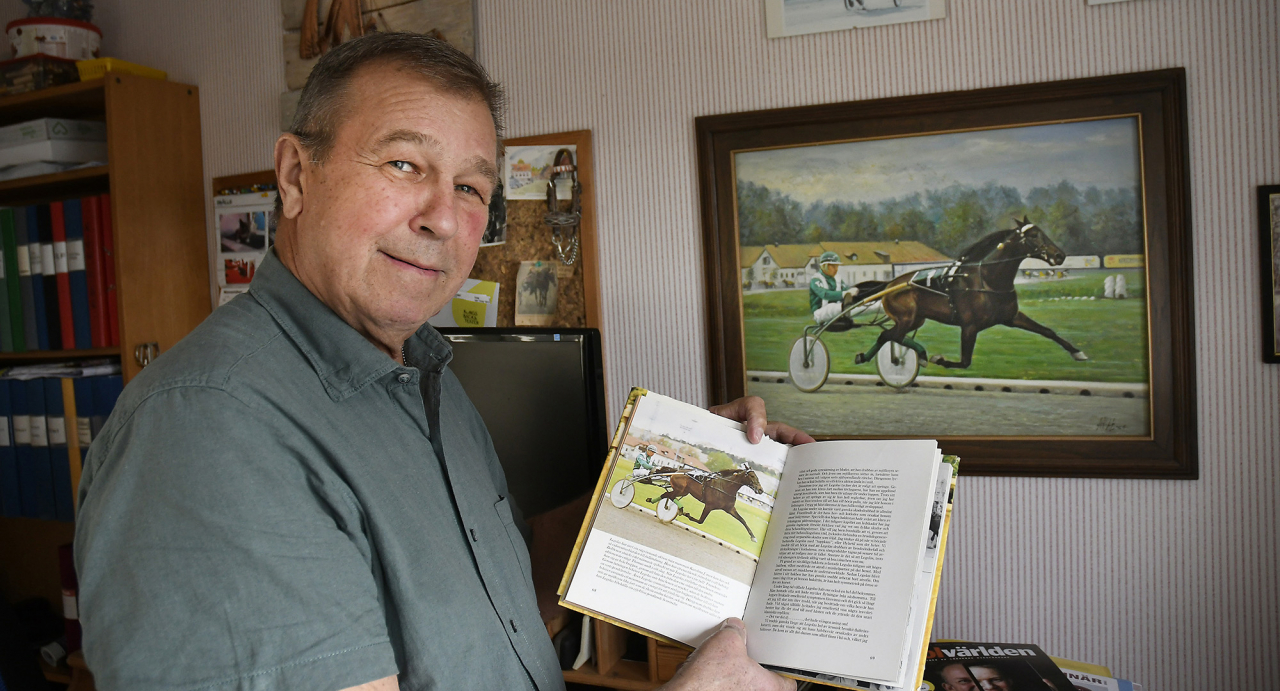 Sagan om Legolas blev också bok på 1980-talet och där plockar Thomas Nilsson fram den bild på Legolas som han älskar mest – när hästen sträcker ut i full fart, fångad av Stefan ”Tarzan” Melanders kamera. Den bilden finns också i form av en oljemålning i Thomas hem. Foto Göran Lindskog/Sidmakarn