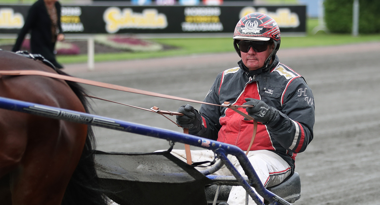 Håkan Wallberg tränar vår spik denna onsdag. Foto Mathias Hedlund/Sulkysport