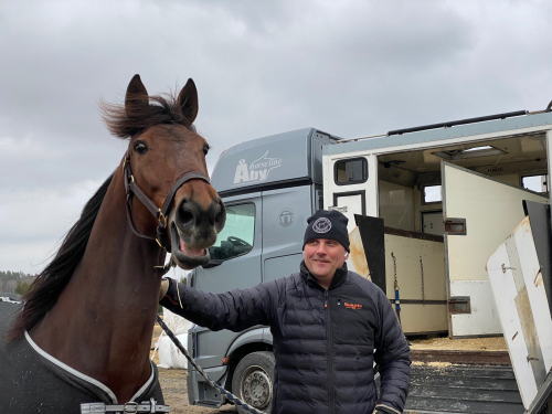 Fyrfaldig miljonär återvänder