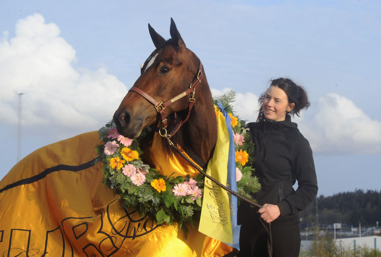 Muscle Hill-dottern Fifty Cent Piece med sin skötare Charlotte Andersson. Foto Adam Ström/stalltz.se