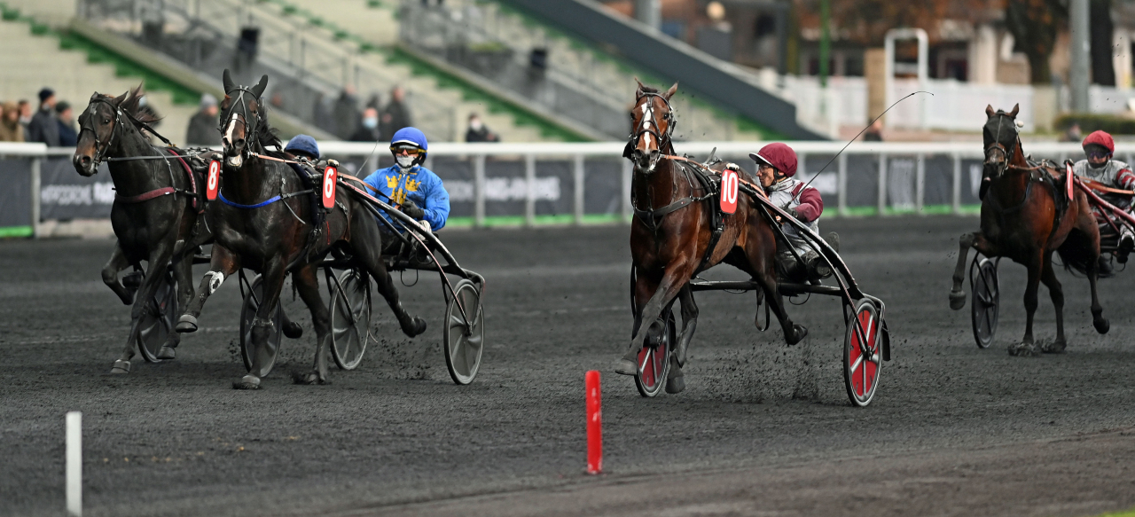 Italiano Vero (10) vinner före Ideal Ligneries, medan Inferno Piper (6) galopperar bort andraplatsen. Foto: Gerard Forni