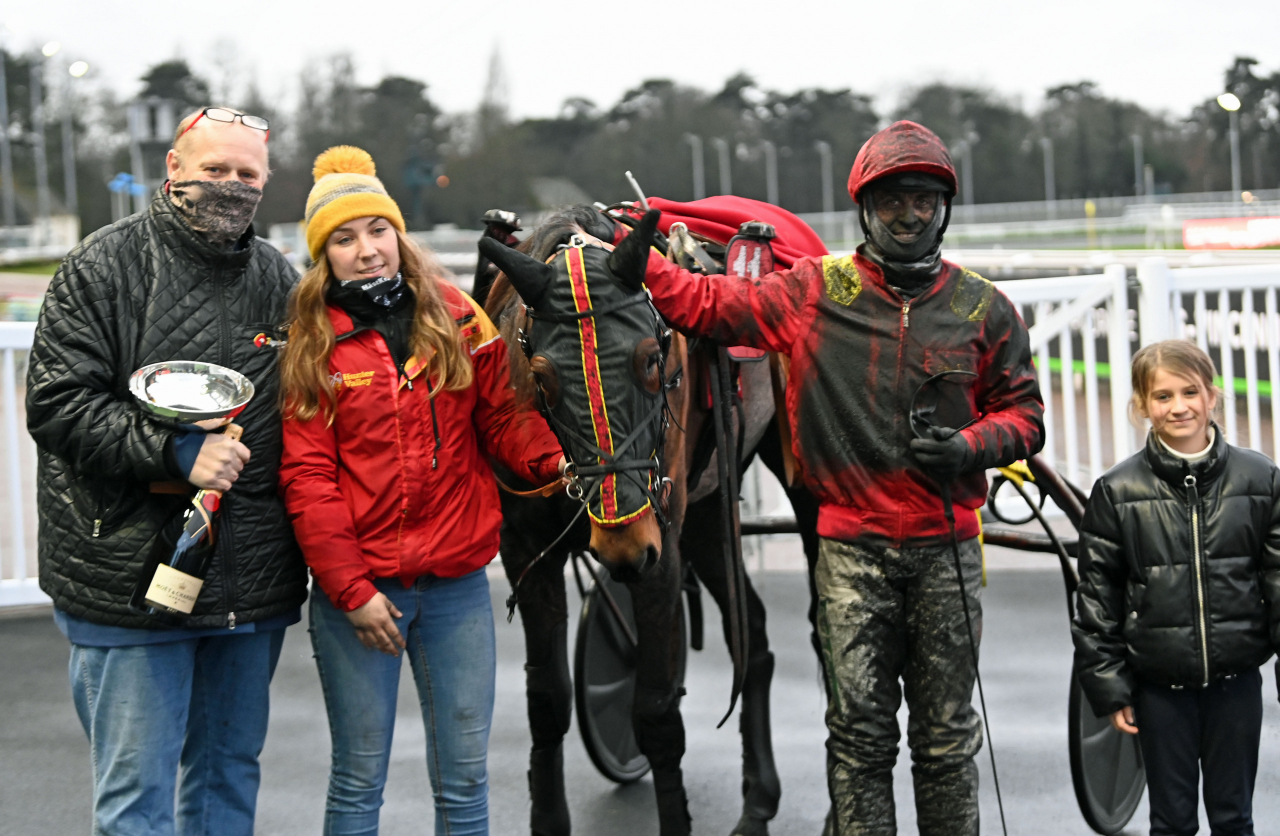 Tomas Malmqvist efter segern med Jazzy Perrine i Prix Gelinotte. Foto: Gerard Forni.