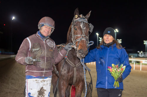 ”Då byter han skepnad och…”