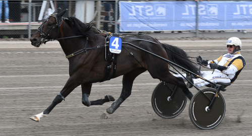 Per väntar på inbjudan till Åbergs…