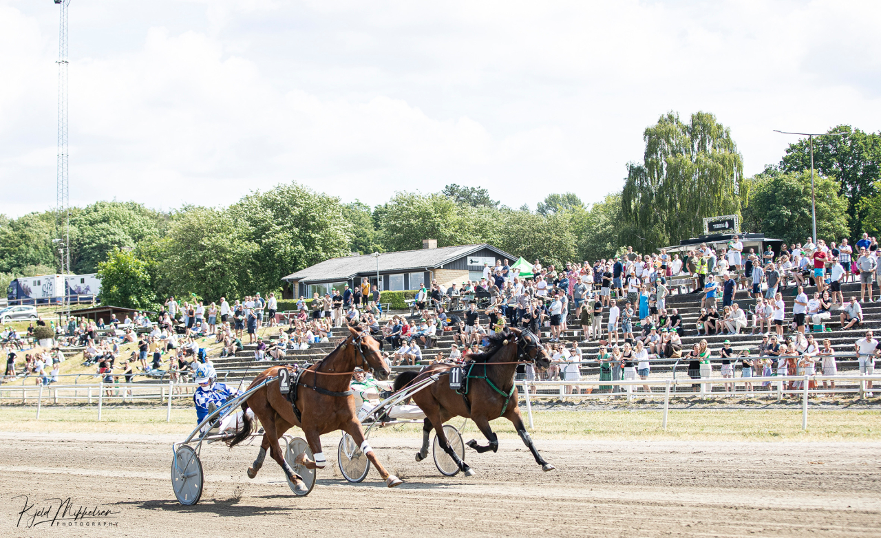 Hera Sotto och Bo Westergård håller undan för Hashtag Ostedantik. Foto: Kjeld Mikkelsen/KM FOTO