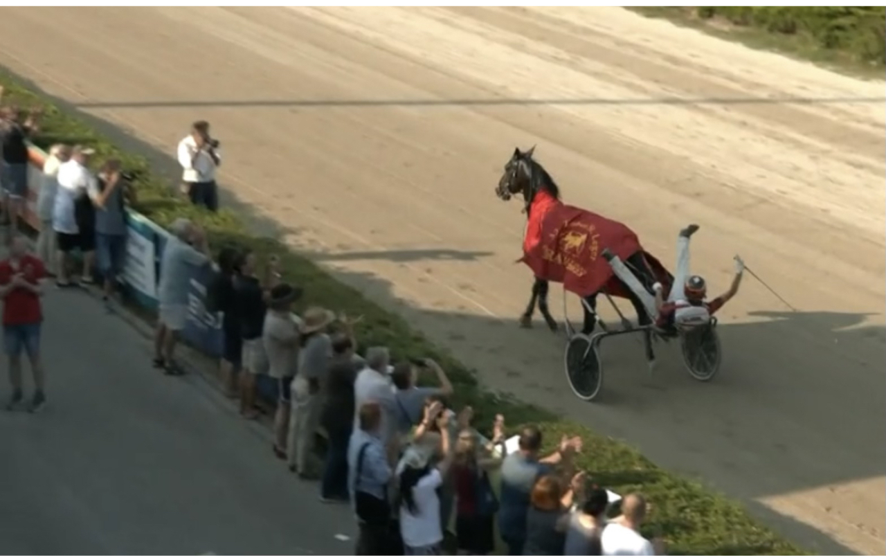 Christoph Fischer defilerar efter vinsten i Traber St. Leger.