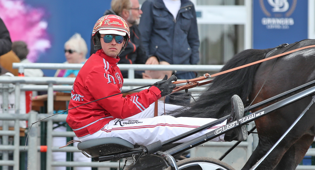 Björn Steine kör ett av två singelstreck på V86. Foto Mathias Hedlund/Sulkysport