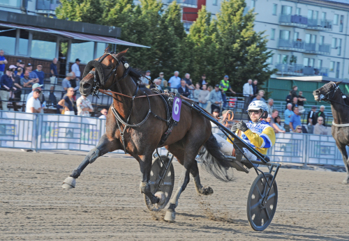 Lottat till Finlandia-Ajo
