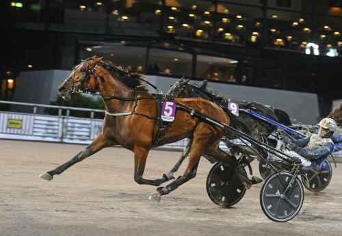 Vann trots stenhård öppning