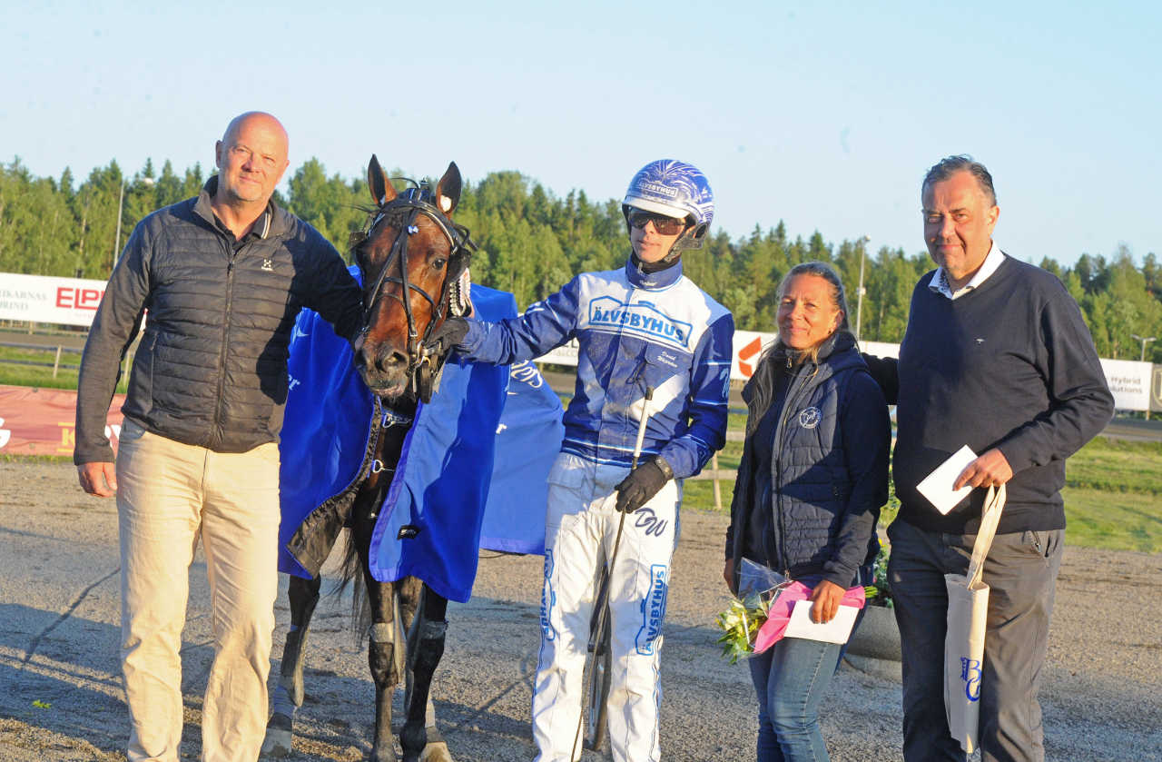 Stefan Lundborg (t.v), Bullet the Bluesky, Daniel Wäjersten, Angelica Ljungdahl och ST:s sportchef Robert Karlsson. Foto: Adam Ström/stalltz.se