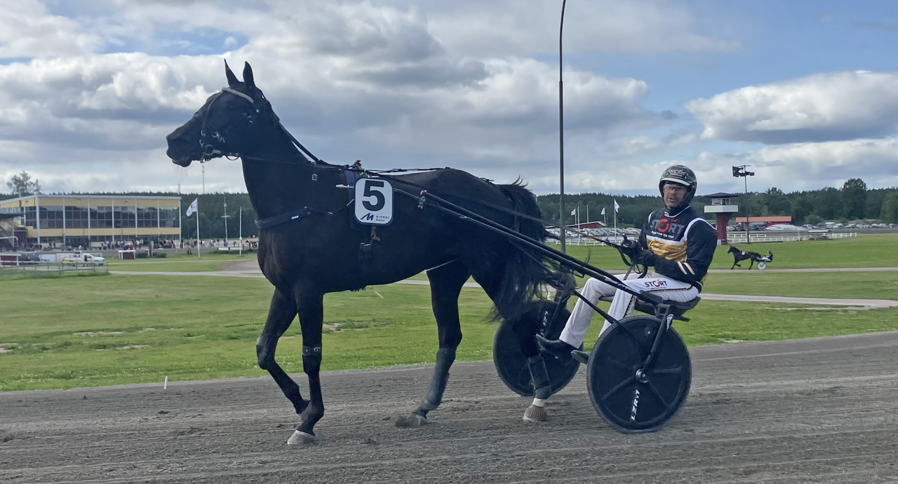 Jimmy H Andersson körde Viktor Lyck-tränade Drömmen Om Elin till livets första vinst.