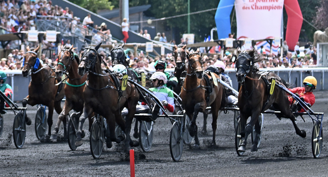 Två svenskfödda hästar i topp när Killiam Fromentro vann Prix Jean Yves Lecuyer före Pantocrator. Foto Gerard Forni