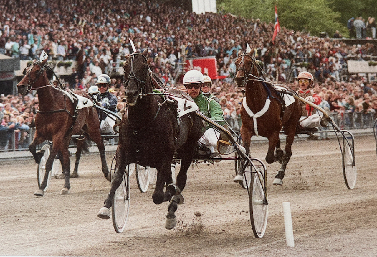 Mack Lobell och Thomas Nilsson vid segern i Elitloppet 1990, men från det året finns en annan anmärkningsvärd historia. Foto stalltz.se