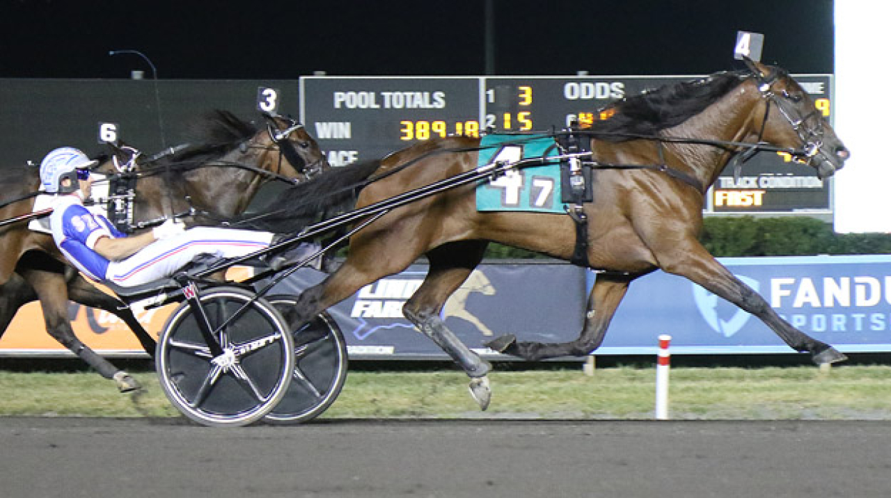 Scott Zeron och Lucas Wallin-tränade Delaney Hanover vinner sitt försök i Hambletonian Oaks. Foto: Lisa Photo