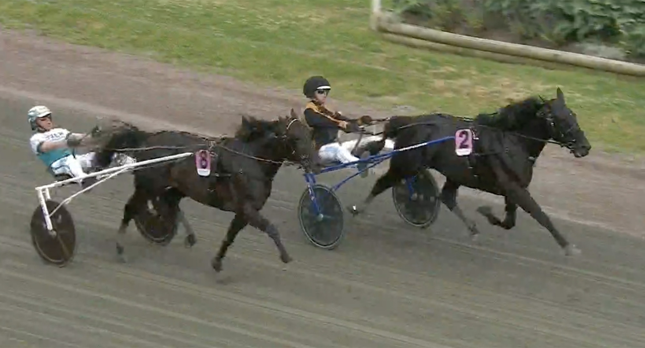 Efter en stentuff duell sida vid sida i 1.000 meter drog Gio Cash och Daniel Wäjersten längsta stået i kamp med Don Fanucci Zet och Ärjan Kihlström. Skärmbild ATG Live