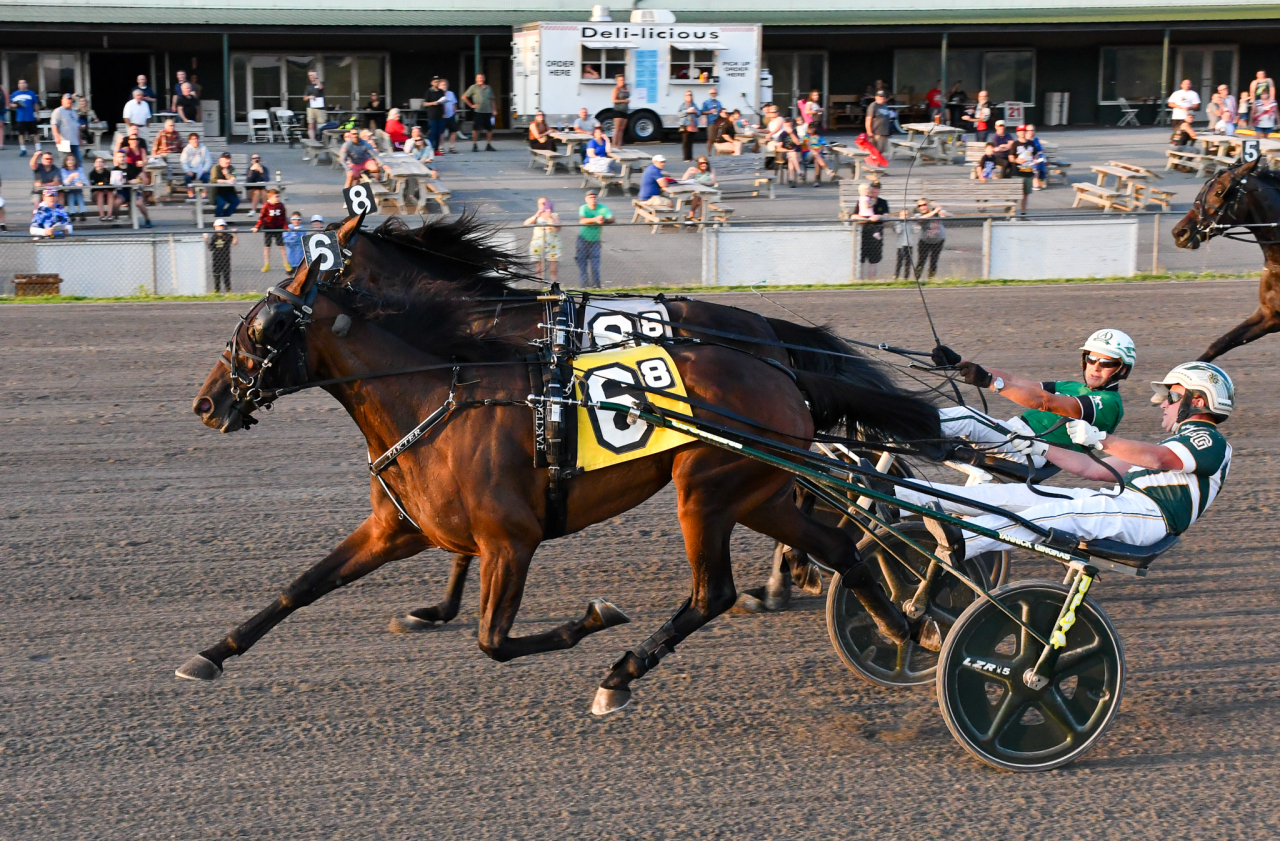 Invändiga Torrisi och Yannick Gingras håller undan för What A Bid Hanover. Foto: Fotowon Photo
