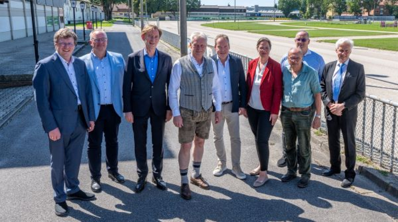 Under sina första 100 dagar som federal minister för jordbruk, livsmedel och hemland har Alois Rainer (fyra från vänster) bjudit in till ett toppmöte om tysk trav- och galoppsport på sin hemmabana Straubing. Foto: Armin Weigel/ZTVSR