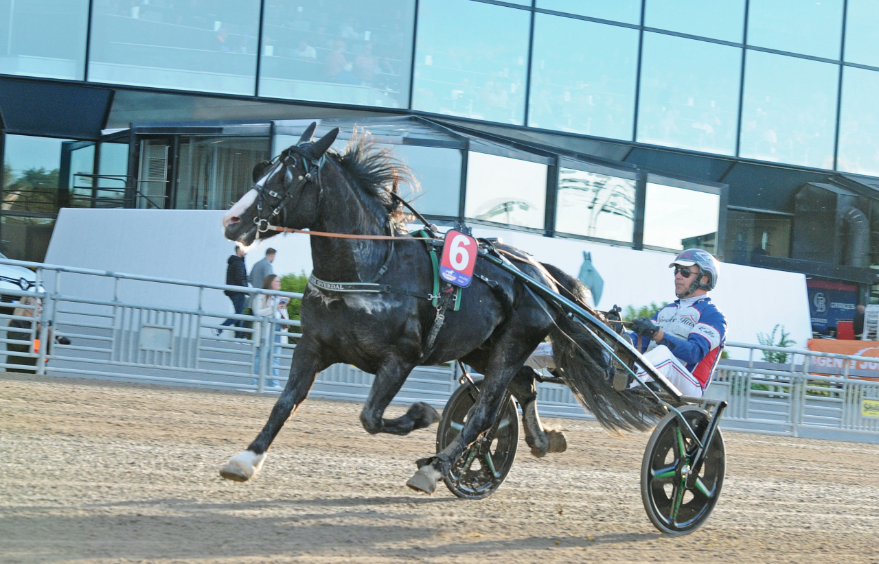 Voje Dino tar sig förbi Majblomster sista biten. Foto: Adam Ström/stalltz.se