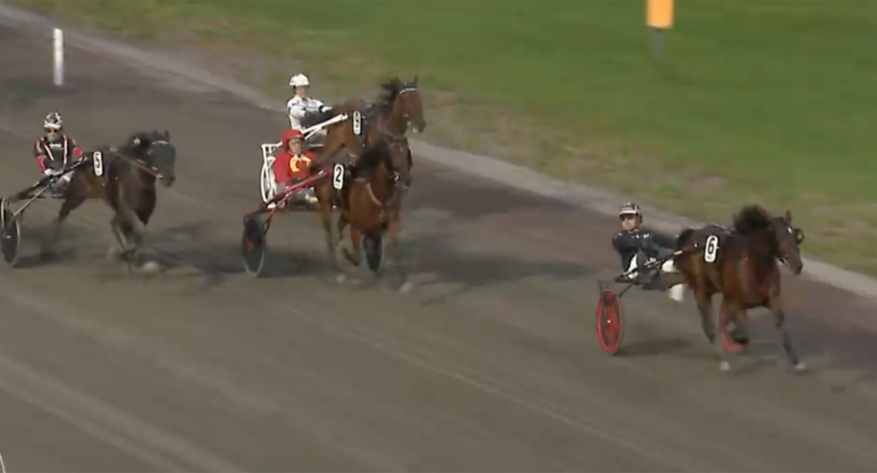 Femte gången gillt blev det för Johan Untersteiner-tränade stoet Magic Jewel när hon vann på Färjestad igår tillsammans med Magnus Teien Gundersen. Skärmbild ATG Live