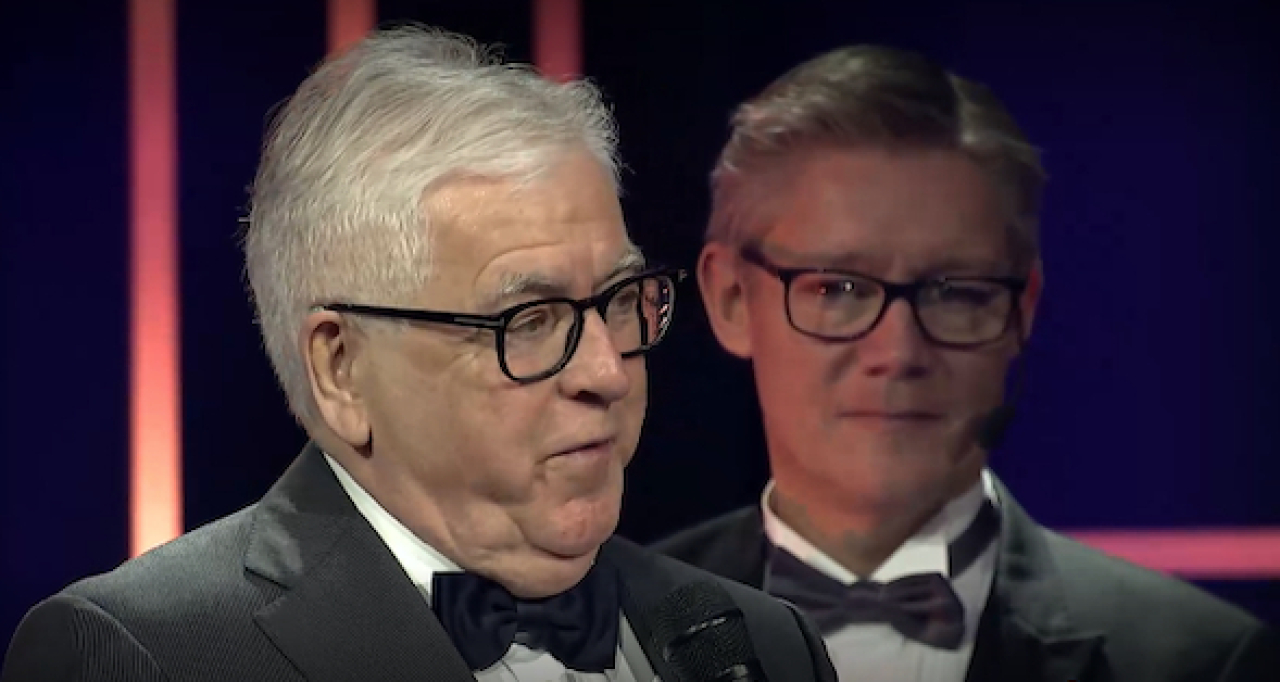 Hans G Lindskog fick ta emot ATG:s Hederspris för sina bestående insatser som berikat svensk hästsport 2025. Idag dömdes han för ringa stöld i tingsrätten.