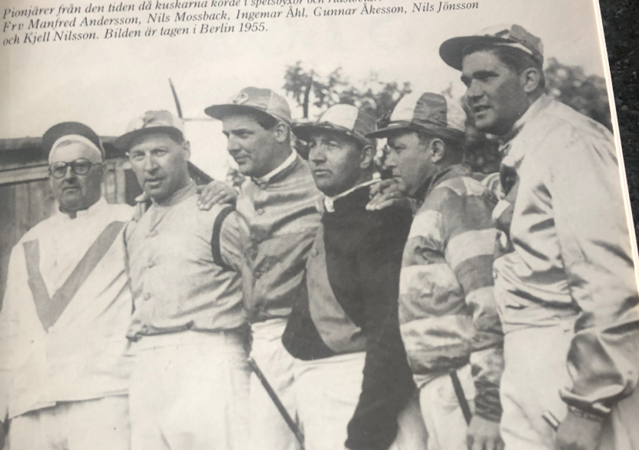 Från vänster Manfred Andersson, Nils Mossback, Ingemar Åhl, Gunnar Åkesson, Nils Jönsson, och Kjell Nilsson från ett lopp i Berlin 1955 och då kuskarna körde i spetsbyxor och ridstövlar.