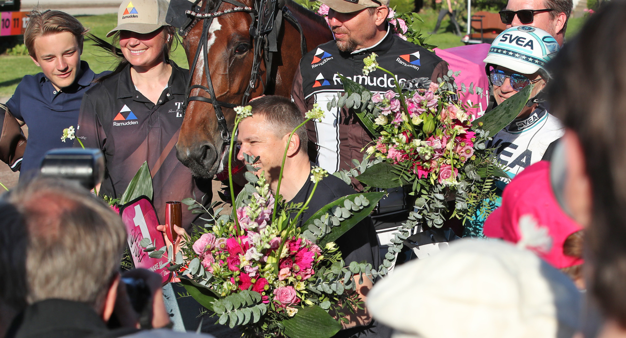 Ägaren Tobias Persson (mitten) hade all anledning att jubla efter segern. Foto Mathias Hedlund/Sulkysport