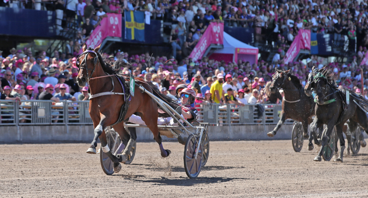 Popeye Tooma vinner för Santtu Raitala. Foto Mathias Hedlund/Sulkysport