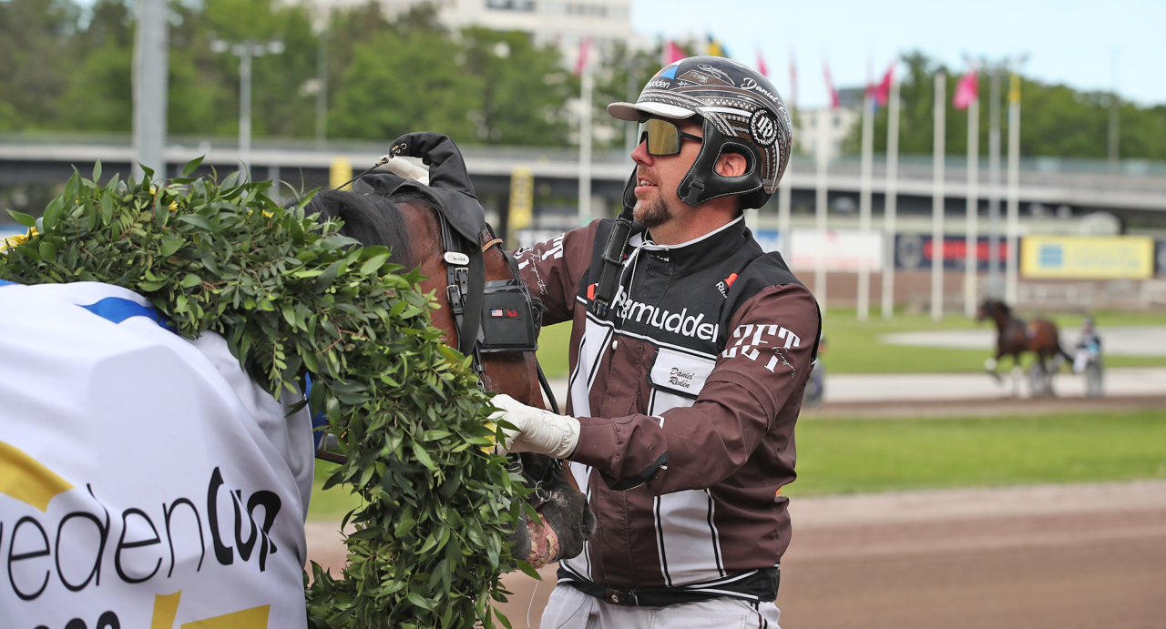 Daniel Redén-tränade Double Deceiver. Foto Mathias Hedlund/Sulkysport