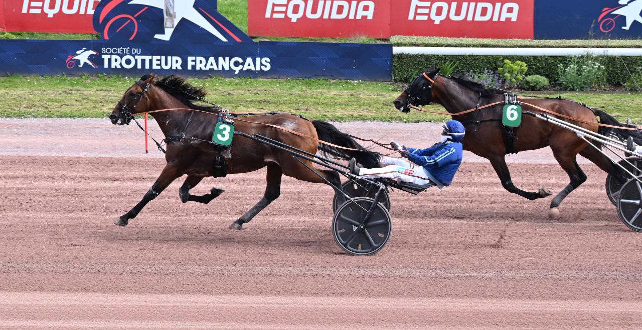 Magic Man och Eric Raffin spurtar till vinst efter en resa i andra ytter. Foto: Gerard Forni