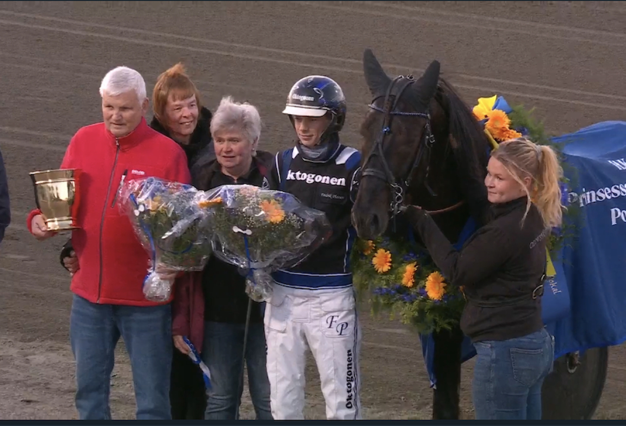 Glada miner i vinnarcirkeln efter G.G. Xtrems triumf.