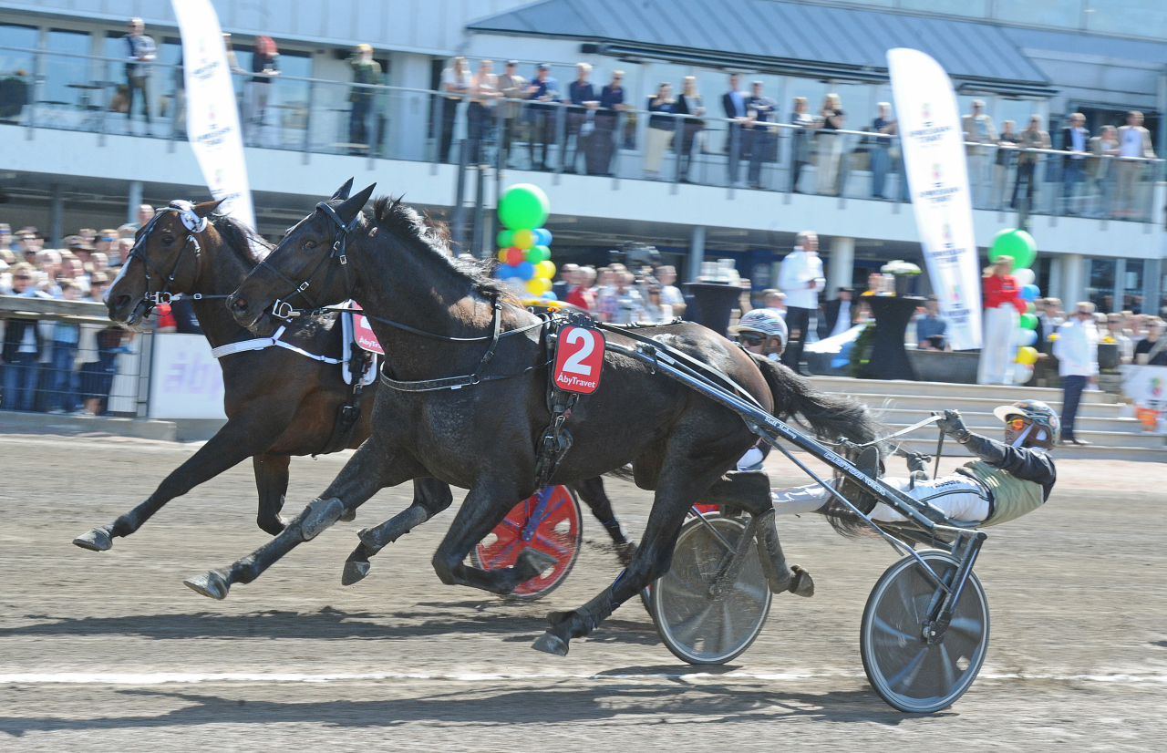 Via open stretch avgjorde Robert Bergh-tränade Speed Change och Carl Johan Jepson i Lyons lopp. Foto: Adam Ström/stalltz.se