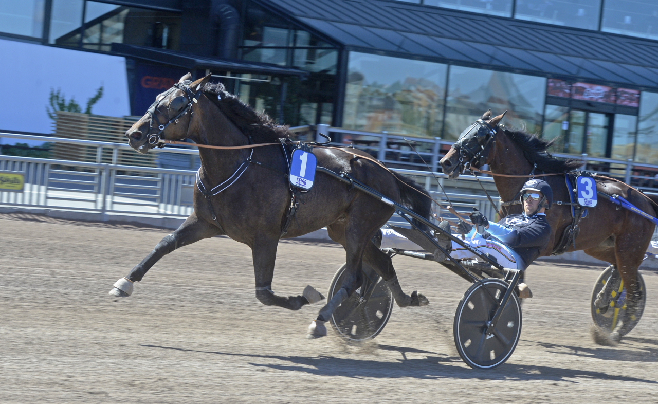 Roy Schermer vinner för Robin Bakker. Foto: Adam Ström/stalltz.se