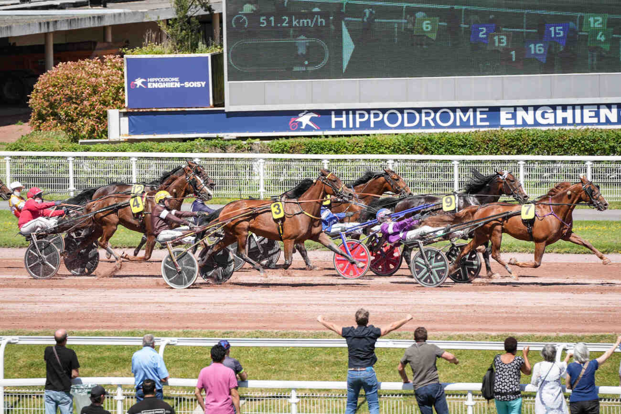 Indus Val spurtar till vinst i Prix New York. Foto: Scoopdyga