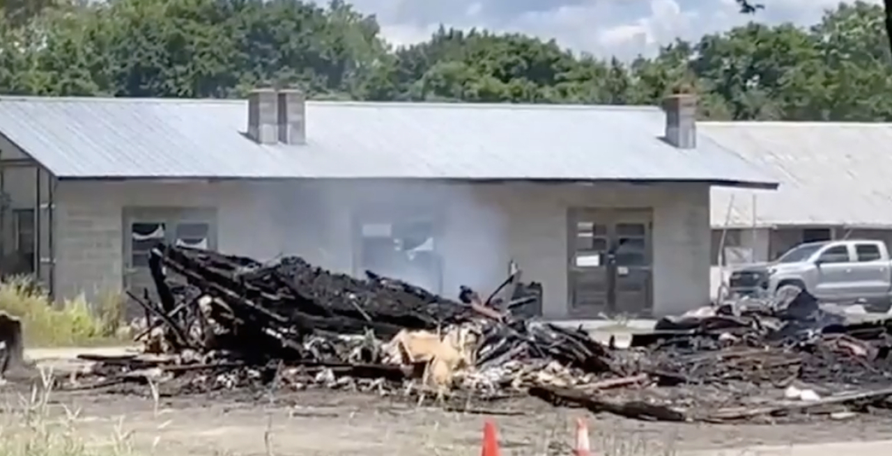 En stallbyggnad brann ner till grunden på Saratoga Raceway igår.