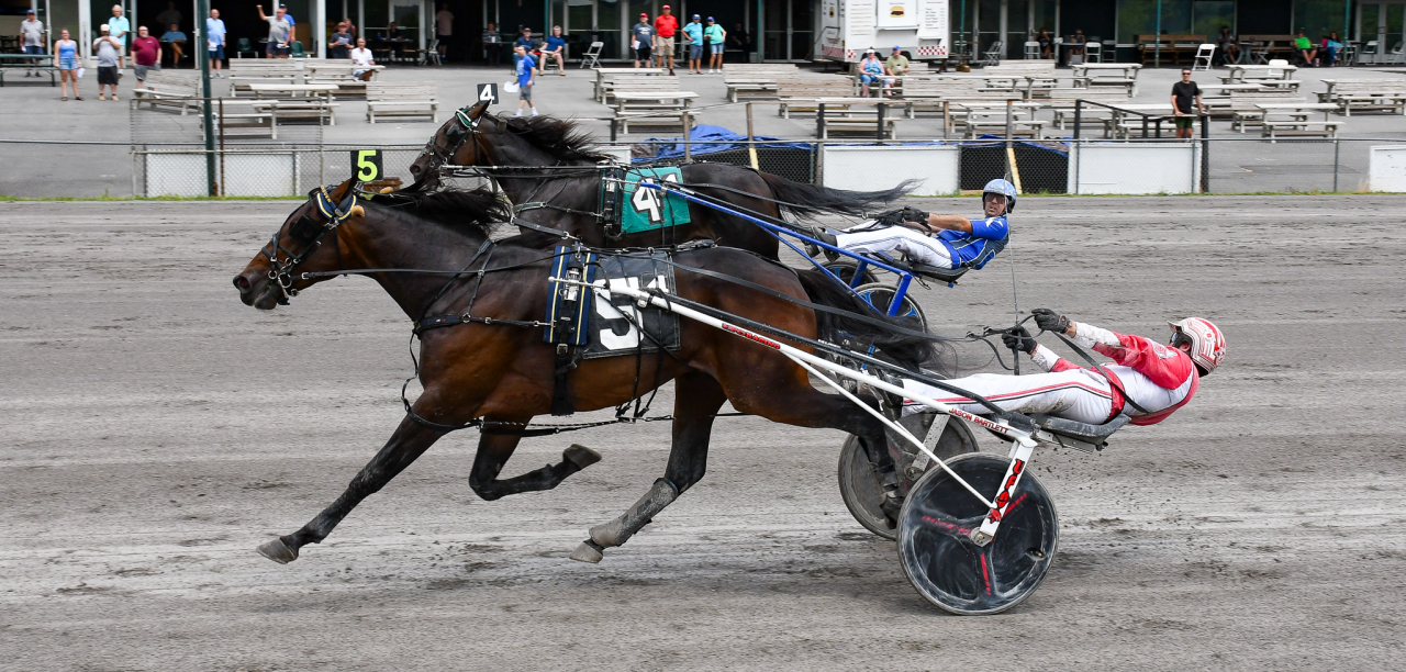 Invändige Spencer Hanover håller undan för Twin B Seven Sins vid segern i Empire Breeders Classic. Foto: Fotowon Photo