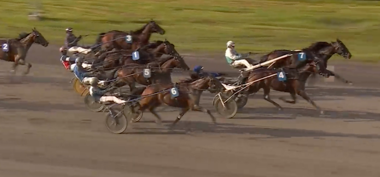 Bengan galopperar invändigt och istället vinner stallkamraten Call Me Gleipner Silverörnen.
Skärmbild ATG-live
