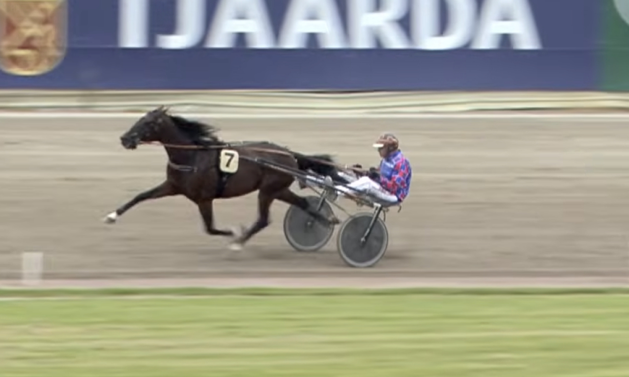 Rolleman Flevo sträcker ut i sista sväng och då kunde inte konkurrenterna haka på.