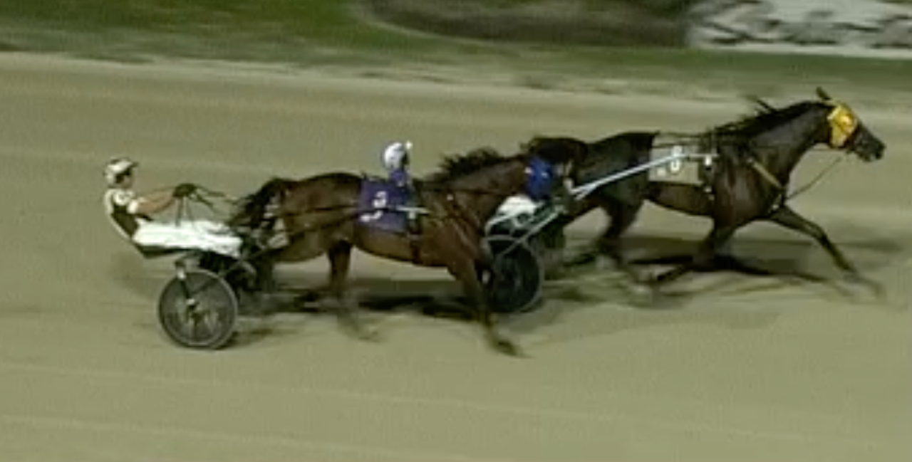 Oh Look Magic håller undan för Hillexotic på Scioto Downs.
Skärmbild Scioto Downs
