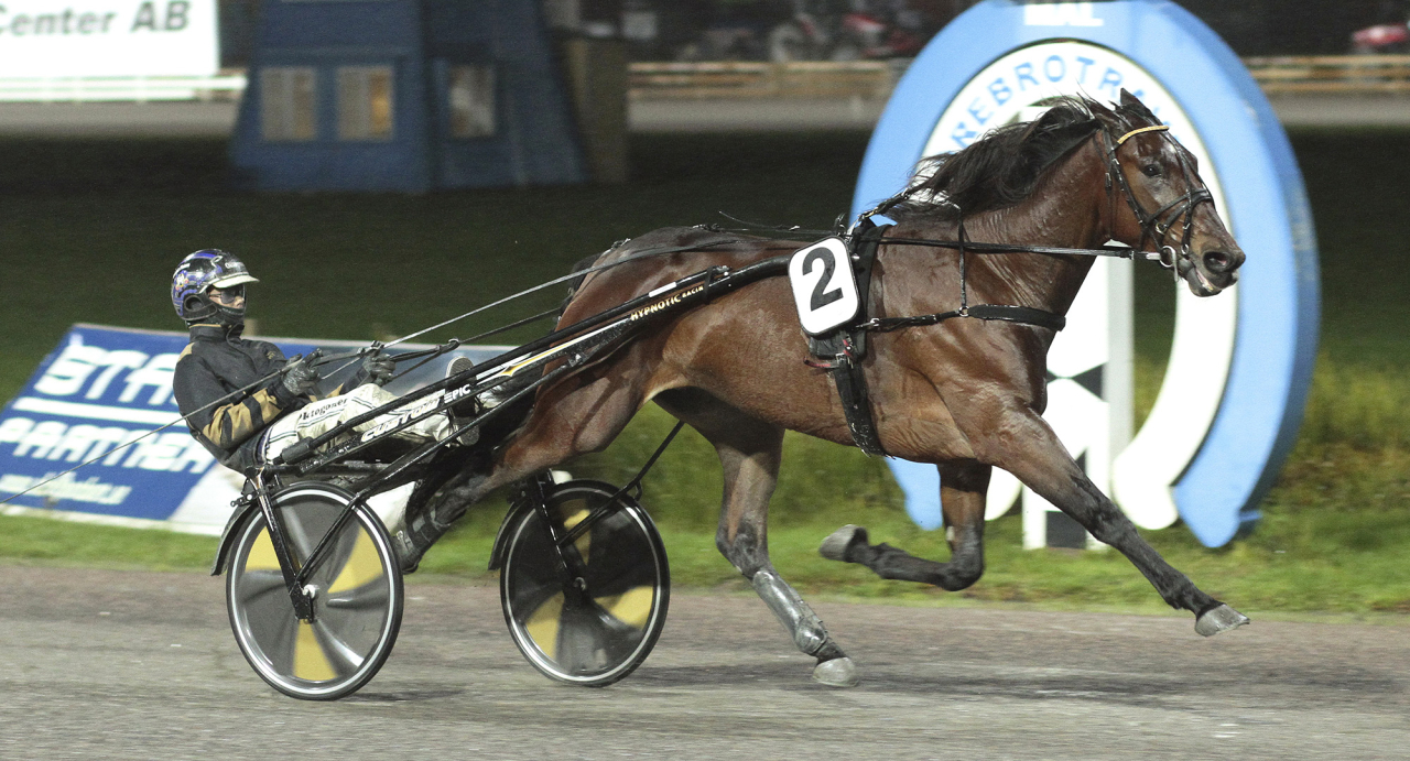 Björn Röcklinger-tränade I.D.Justice och Fredrik Plassen vid segern i Örebro igår. Foto Gunilla König/Stalltz.se