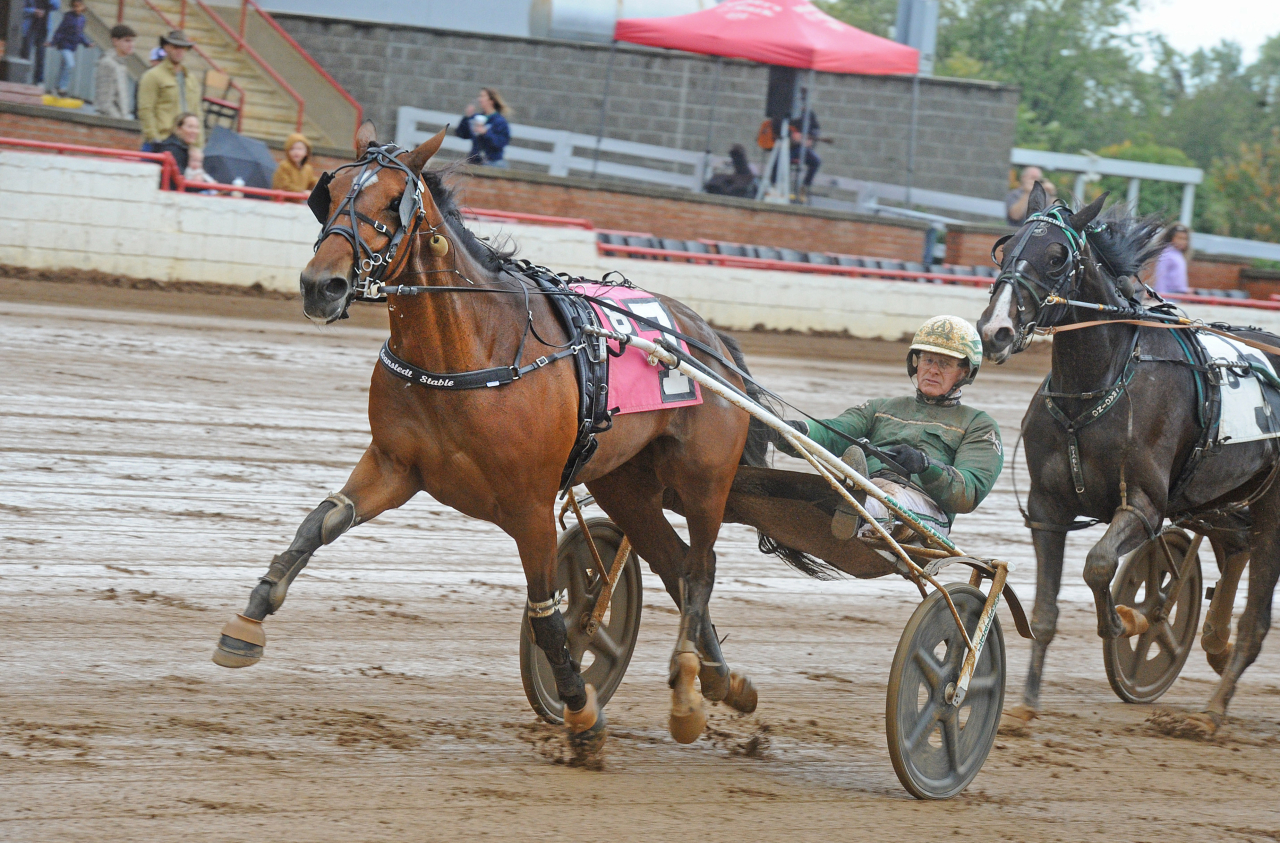 Isabella Bi och Åke Svanstedt vid en tidigare seger på Red Mile. Foto: Adam Ström/stalltz.se