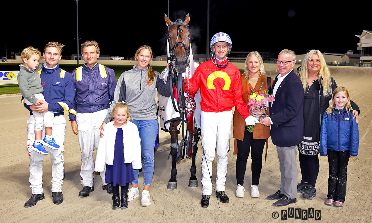 Svenskfödda Nezuko Kamado efter finaltriumfen i Breeders Crown i natt. Foto: Conrad Photo
