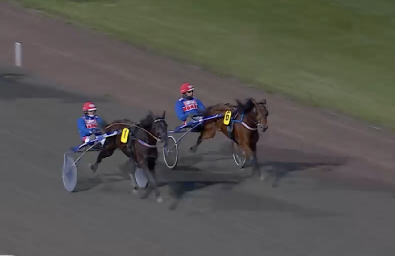 Nancy Palema och Julian Cordeau plockar ner stallkamraten Karla Palerma i spurten.